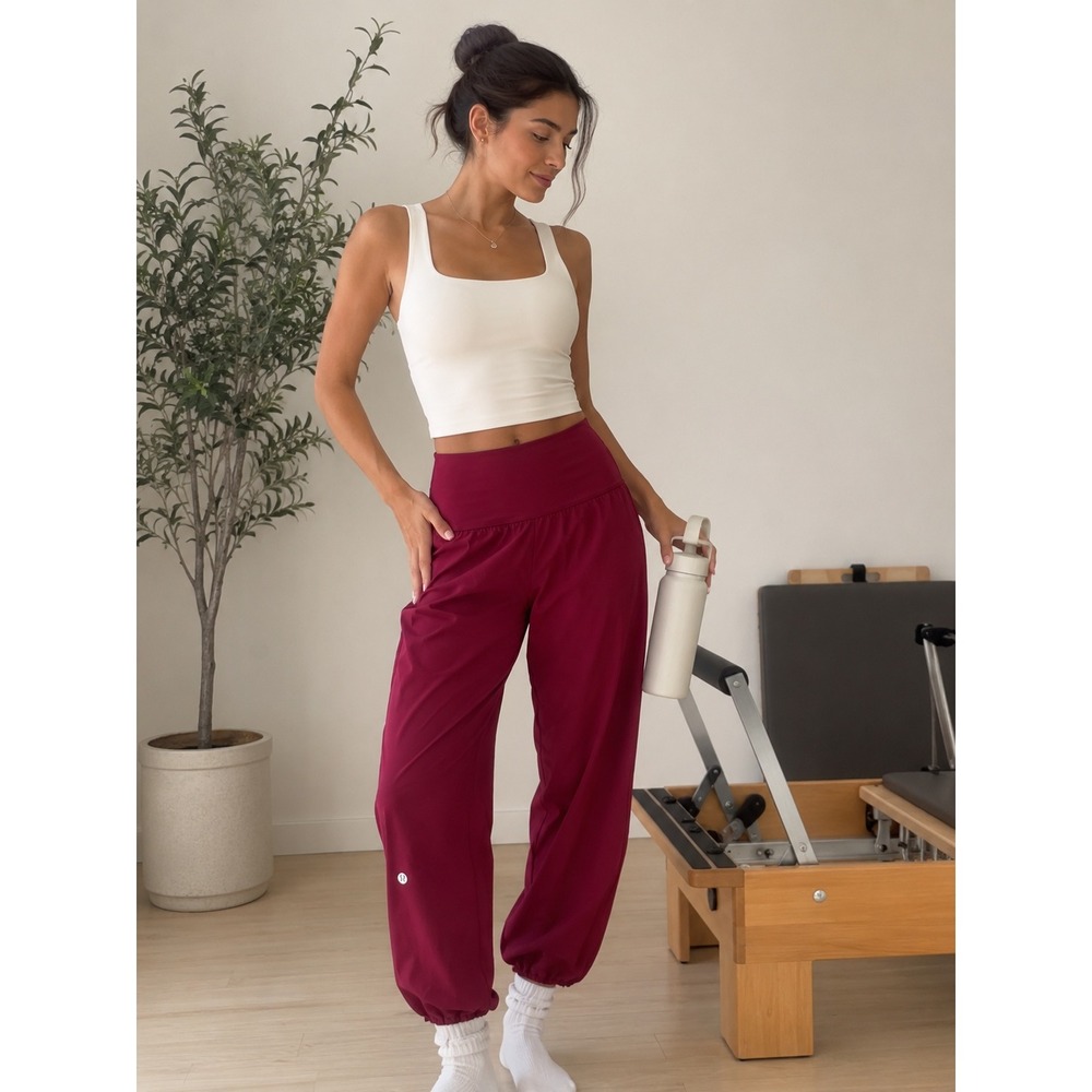 Lululemon Commuter Om High-Rise Jogger Pants Red Size 8 Yoga Athleisure Lounge